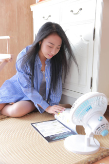 初高中女厕所偷窥美女嘘嘘